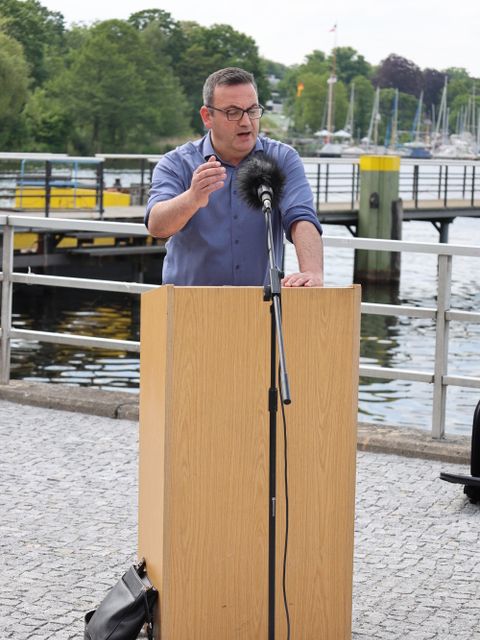 22. Mai 2026: Bezirksstadtrat Urban Aykal bei seiner Ansprache