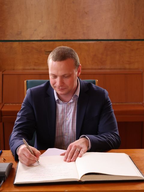 22. Mai 2026: 50 Jahre Partnerschaft Revue passieren lassen: Ola Robertsson, Bürgermeister von Ronneby, beim Eintrag ins Goldene Buch des Bezirks