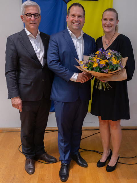 Der bisherige Oberbürgermeister Erik O. Schulz (links) gratuliert Dennis Rehbein zum Sieg bei der OB-Stichwahl