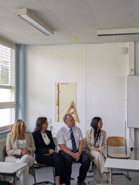 8. Juli 2025: Hören aufmerksam zu - Bürgermeister Eli Dukorsky und seine Delegation im Dreilinden-Gymnasium