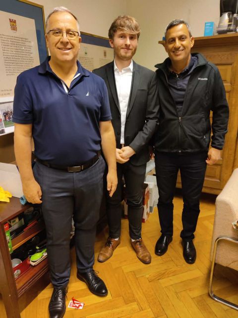 8. Juli 2025: Sebastian Leskien (Vorsitzender des Partnerschaftsvereins, Mitte) zeigt den Bürgermeistern Eli Dukorsky (links) und Alon Davidi (rechts) die Vereinsräumlichkeiten