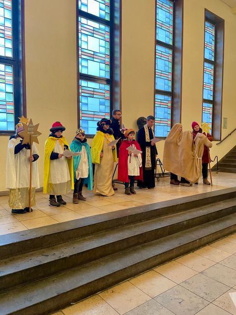 6. Januar 2026 (Hl. Drei Könige): Mitten in der Krise sorgen die Sternsinger bei ihrem Besuch im Rathaus Zehlendorf für etwas Trost und Erbauung von ganz oben