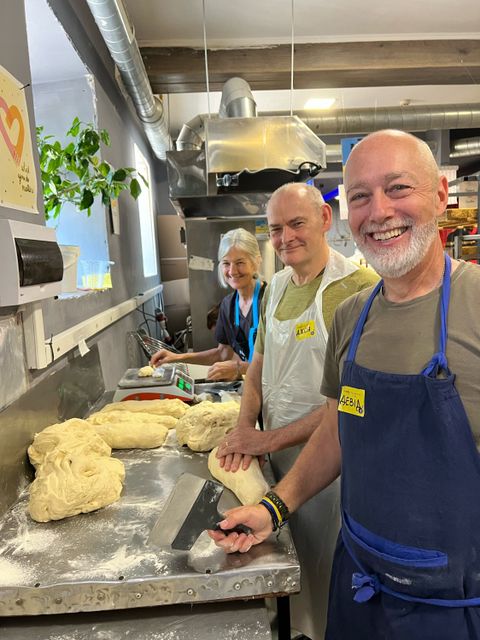 Beim gemeinsamen Backen herrscht gute Stimmung: Freiwillige Helferinnen und Helfer in der Suppenküche "Hell's Kitchen"