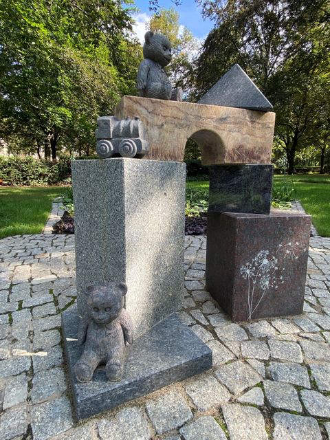 Denkmal aus Steinbauklötzen und Steinspielzeug