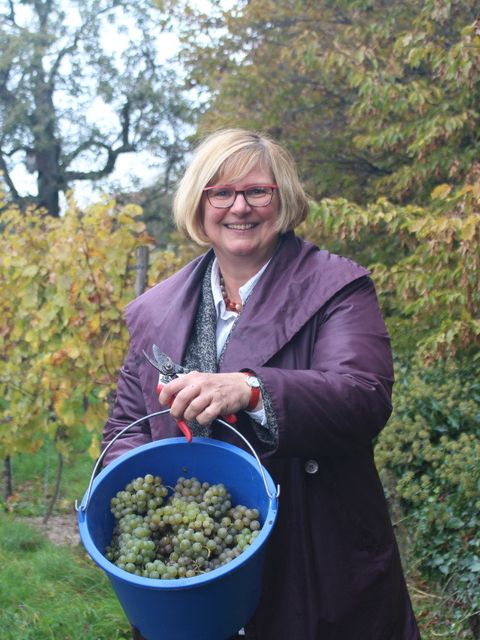Bezirksbürgermeisterin Angelika Schöttler zeigt ihren frisch gelesenen Ernteertrag in der Gartenarbeitsschule Tempelhof-Schöneberg (Bild: Pressestelle Tempelhof-Schöneberg)