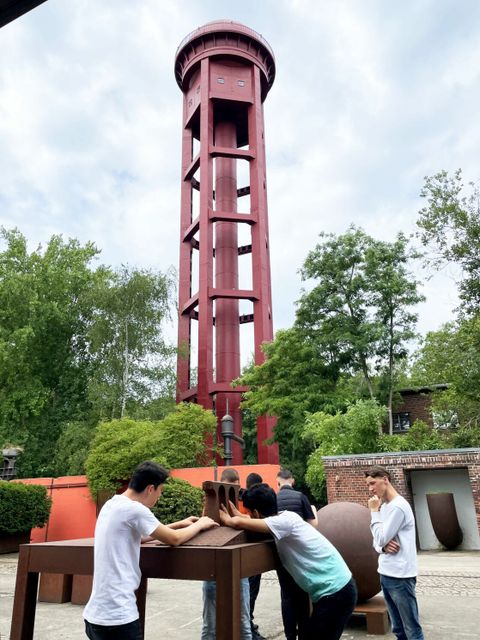 Eine der Stationen der szenischen Führung zum Tag des offenen Denkmals; im Hintergrund der Wasserturm im Natur Park Südgelände. (Bild: Museen Tempelhof-Schöneberg)