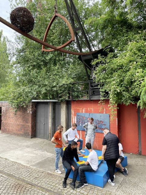Jugendliche erarbeiten die szenische Führung im Natur Park Südgelände (Bild: Museen Tempelhof-Schöneberg)