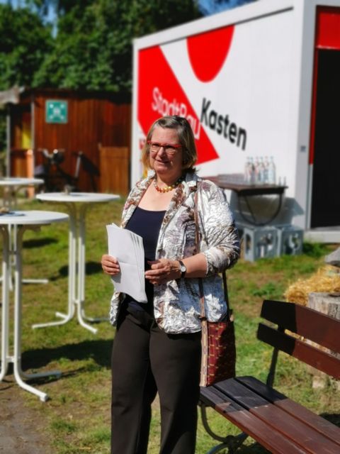 Angelika Schöttler vor dem StadtBauKasten des Fachbereichs Stadtplanung