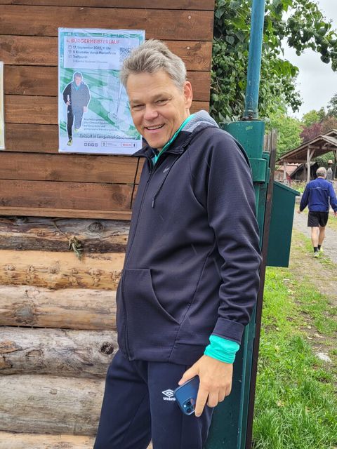 Bezirksbürgermeister Jörn Oltmann am Ziel des vierten Bürgermeisterlauf in Marienfelde