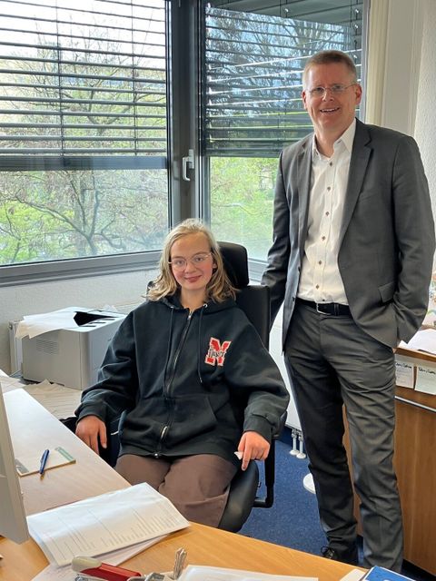 Finja Orthen (links) im Büro bei Bezirksstadtrat Tobias Dollase (rechts)