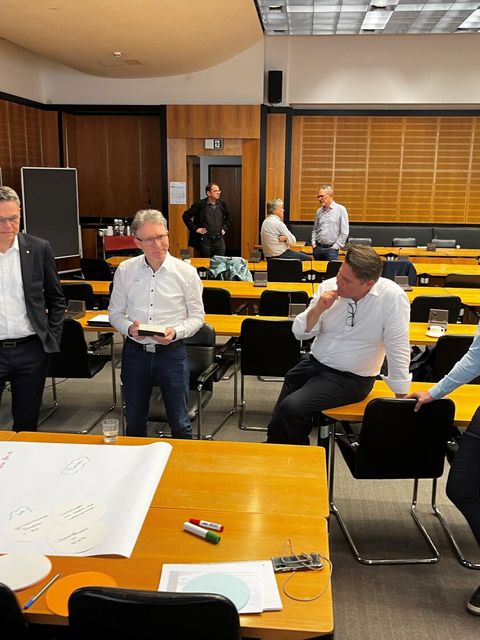 Bezirksbürgermeister Jörn Oltmann im Gespräch mit Workshop-Teilnehmer_innen