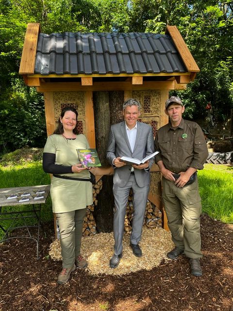 Von links nach rechts: Nicole Peuker (pädagogische Leitung der Naturschutz und RangerStation Marienfelde), Bezirksbürgermeister Jörn Oltmann und NaturRanger Björn Lindner