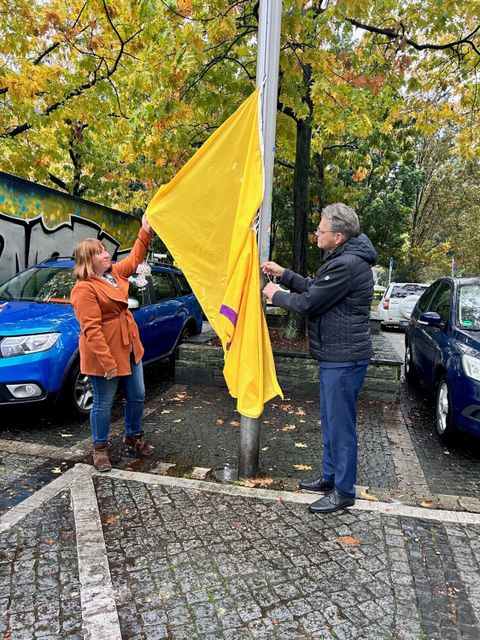 Bezirksbürgermeister Jörn Oltmann und Frauen- und Gleichstellungsbeauftragte Julia Selge hissen die Intersex-Flagge vor dem Rathaus Schöneberg