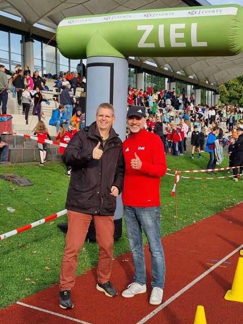 Schulsportkoordinator des Bezirks Frank Paul (rechts) und Bezirksstadtrat Dollase (links) beim Schulcross 2023