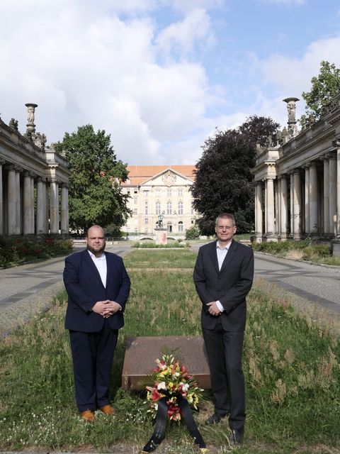 Von links nach rechts: Der stellvertretende Bezirksbürgermeister Matthias Steuckardt und Bezirksstadtrat Tobias Dollase legten einen Kranz am Gedenkstein zwischen den Königskolonnaden vor dem Kammergericht im Kleistpark nieder.