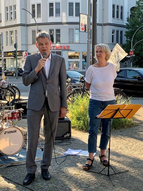 Bezirksbürgermeister Jörn Oltmann und Frau Hankel, Vorsitzende des Vereins Bayerischer Platz e.V. (Bild: Bezirksamt Tempelhof-Schöneberg)