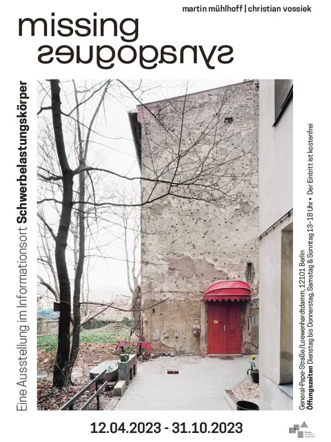 Das Ankündigungsplakat der Ausstellung zeigt den ehemaligen Standort der Privatsynagoge Beth Jitzschok des Synagogenvereins Thorah-Chessed e.V. in der Kantstraße 125. (Bild: Mühlhoff & Vossiek, 2004/5ff)