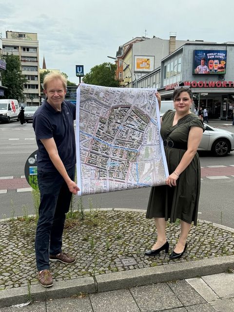 Bezirksstadträte Eva Majewski und Ephraim Gothe stellen das neue Fördergebiet Potsdamer Straße vor (Bild: Bezirksamt Mitte)