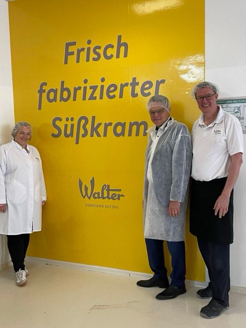 Von links nach rechts: Frau Caroline Thiedig (Geschäftsführerin der Walter Confiserie GmbH), Bezirksbürgermeister Jörn Oltmann und Herr Jaeschke (Leiter der Produktion)
