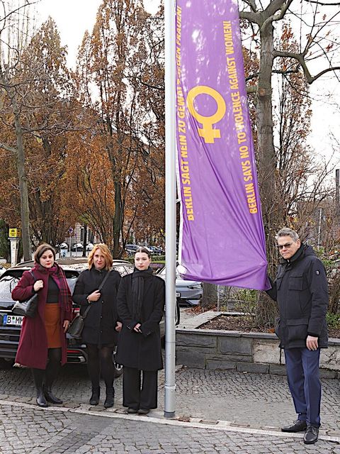 Hissung der Antigewaltfahne zum Internationalen Tag zur Beseitigung von Gewalt gegen Frauen. Von links nach rechts: Bezirksstadträtin Eva Majewski, Frauen- und Gleichstellungsbeauftragte Julia Selge, Cleo Meinhold (Mitarbeiterin zur Umsetzung der Istanbul-Konvention) und Bezirksbürgermeister Jörn Oltmann