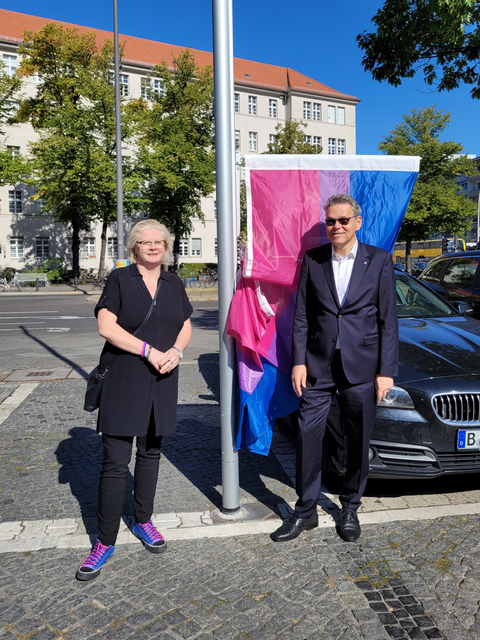 Dana Wetzel (Vorstandsmitglied BiBerlin e.V.) und Bezirksbürgermeister Jörn Oltmann hissten die Flagge der Bisexualität vor dem Rathaus Schöneberg