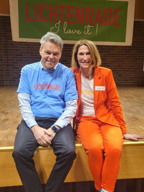 zwei Menschen lächeln und tragen beide ein T-Shirt mit der Aufschrift "Lichtenrade - I love it"