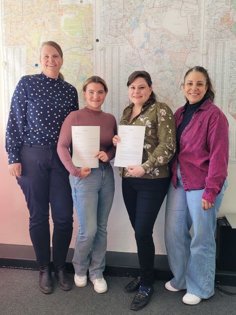 Von links nach rechts: Cordula Frohoff, Schriftführerin des Vereins, Nadine Podpeskar, erste Vorsitzende des Vereins, Bezirksstadträtin Eva Majewski und Natalie Castro Gonzalez vom Fachbereich Stadtplanung bei der Unterzeichnung des Pachtvertrags für das neue Vereinsgelände.