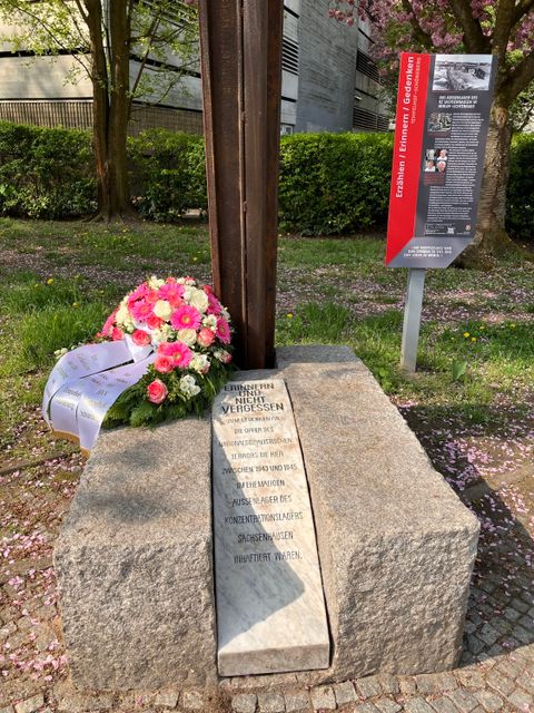 Der Kranz im Gedenken an die Zwangsarbeiter im Außenlager des KZ Sachsenhausen.