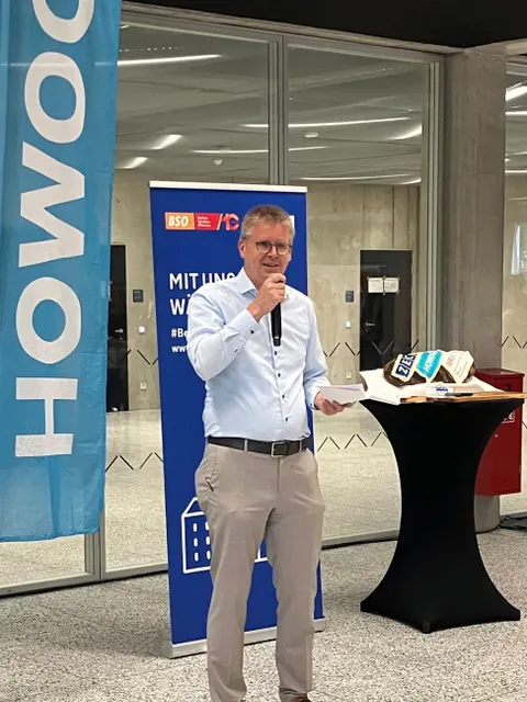 Ein Mann spricht durch das Mikrofon am Rednerpult