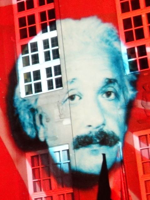 das Porträt eines Mannes, das an eine Häuserwand projiziert wird