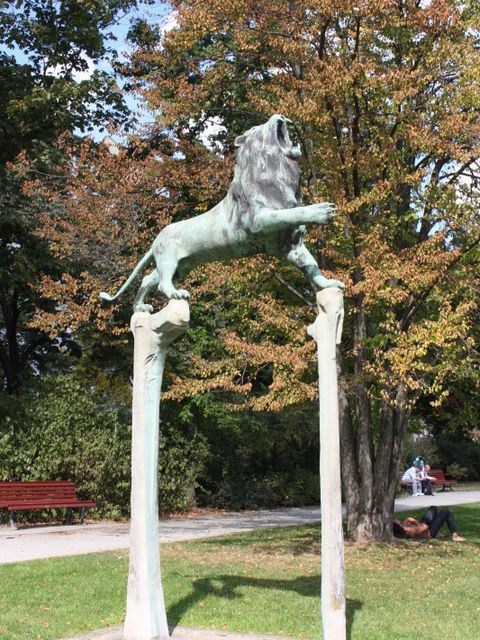 Löwen-Skulptur am Bayerischer Platz von Anton Rückel