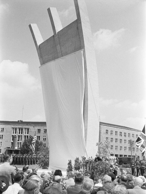 eine große mit einem weißen Tuch verhüllte Betonskulptur