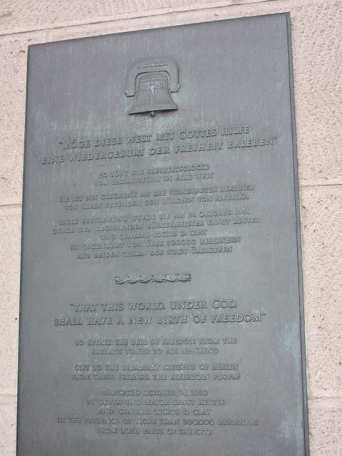 Tafel zur Freiheitsglocke am Eingang des Rathauses (Bild: BA Tempelhof-Schöneberg)