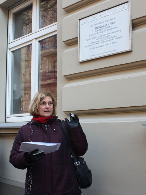 Bezirksbürgermeisterin Angelika Schöttler stellt die Gedenktafel für Hildegard Knef vor. (Bild: Pressestelle BA T-S)