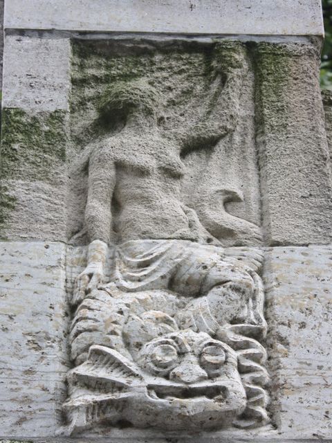 Symbol für einen Kurzschluss: Eine Frau, die auf einem Seeungeheuer reitet.