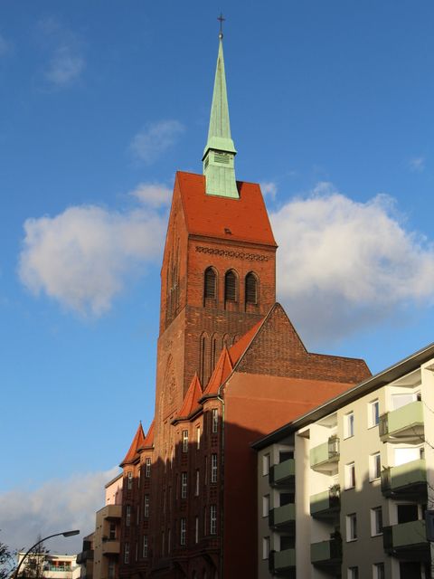 Die Kirche zum Heilsbronnen erhebt sich aus der Häuserschlucht