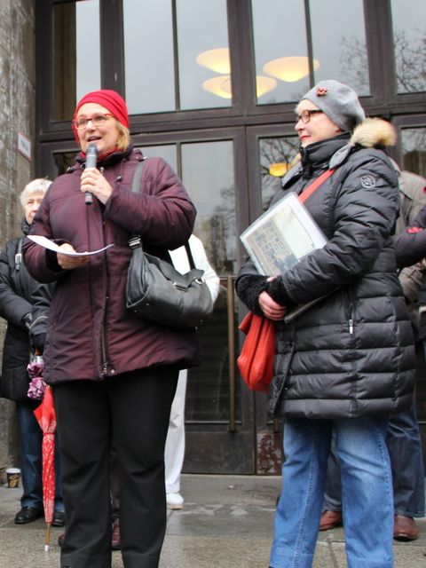 Bezirksbürgermeisterin Angelika Schöttler begrüßt alle Kiezspaziergänger_innen und Frau Blankenburg