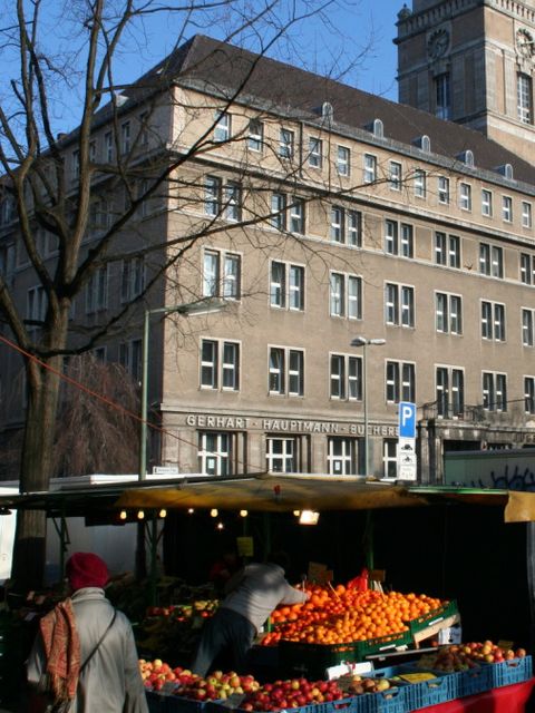 Wochenmarkt auf dem Breslauer Platz vor dem Rathaus Freidenau