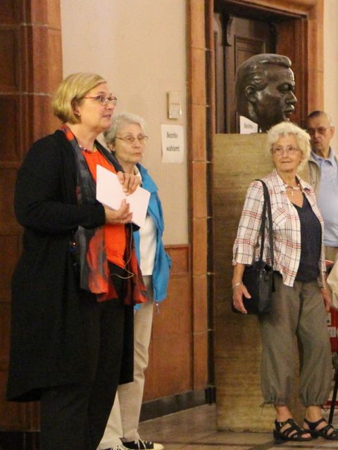 Bezirksbürgermeisterin Angelika Schöttler im Foyer des Rathauses Schöneberg bei der Begrüßung der Kiezspaziergänger_innen