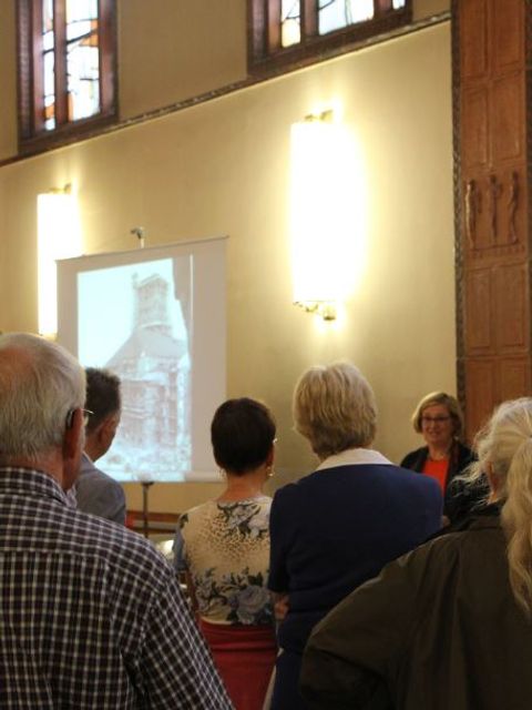 Vortrag von Angelika Schöttler im Foyer des Rathauses Schöneberg