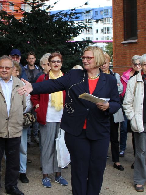 Bezirksbürgermeisterin Angelika Schöttler begrüßt alle Teilnehmenden zum Kiezspaziergang