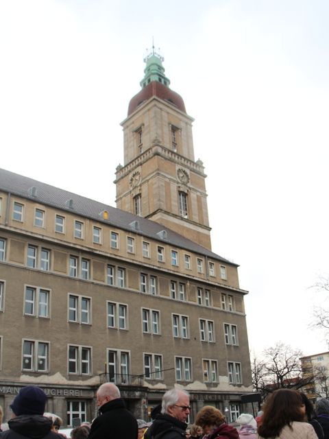 Das ehemalige Rathaus Friedenau beherbergt zurzeit geflüchtete Frauen und Kinder. Auch das Theater Morgenstern hat hier eine neue Heimat gefunden.