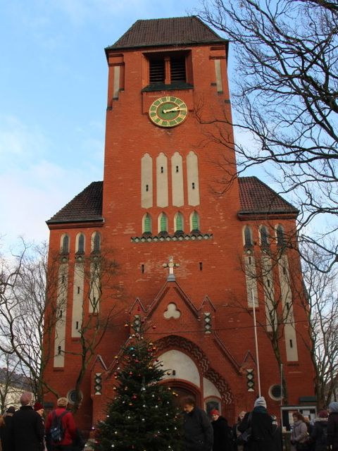 Es war der erste Kiezspaziergang im neuen Jahr. Hier gut zu erkennen am Weihnachtsbaum, der noch vor der Nathanaelkirche steht.