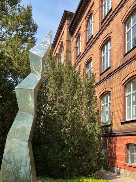 Blick vom Garten auf das Haus am Kleistpark mit der Skulptur von Manfred Hodapp.
