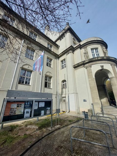 Transgenderflagge wird am Rathaus Treptow gehisst