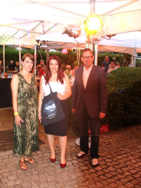 Bezirksstadträting Weingart, Staatssekretärin Ana-Maria Trasnea sowie Bezirksbürgermeister Oliver Igel beim Dankeschönfest 2022