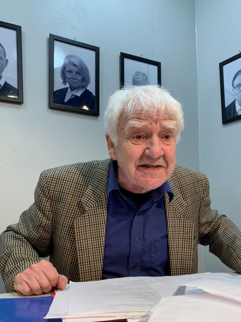 Holger Franke in seiner Rolle als Mensch Ludwig sitzt an einem Schreibtisch