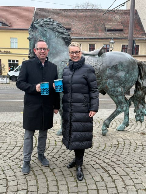 Bezirksbürgermeister Oliver Igel hat sich heute gemeinsam mit Claudia Gaudlitz, der Leiterin des Karrierecenters der Bundeswehr Berlin, auf dem Schloßplatz in der Altstadt Köpenick aktiv an der Spendenaktion für den Volksbund Deutsche Kriegsgräberfürsorge e.V. beteiligt. Mit großem Engagement sammelten sie Spenden für die wichtige Arbeit des Volksbunds, der sich um die Pflege und den Erhalt von Kriegsgräbern kümmert und gleichzeitig einen zentralen Beitrag zur Erinnerungskultur sowie zur Versöhnung zwischen den Völkern leistet. Die Pflege von Kriegsgräbern ist nicht nur eine Verpflichtung gegenüber den Opfern von Krieg und Gewalt, sondern auch ein wichtiger Beitrag für den Frieden und die Verständigung zwischen den Nationen. Die Spendenaktion ist Teil der jährlichen Haus- und Straßensammlung des Volksbunds, die im November deutschlandweit durchgeführt wird. Die Erlöse fließen in die Pflege von etwa 832 Kriegsgräberstätten in 46 Ländern und in die Bildungsarbeit, die vor allem Jugendliche für die Themen Frieden und Völkerverständigung sensibilisieren soll. (Bild: Bundeswehr (Anisha Kralemann))