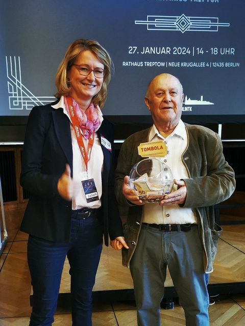 Frau Mareike Luther und Herr Harald Neumann mit dem Tombolaerlös 2024
