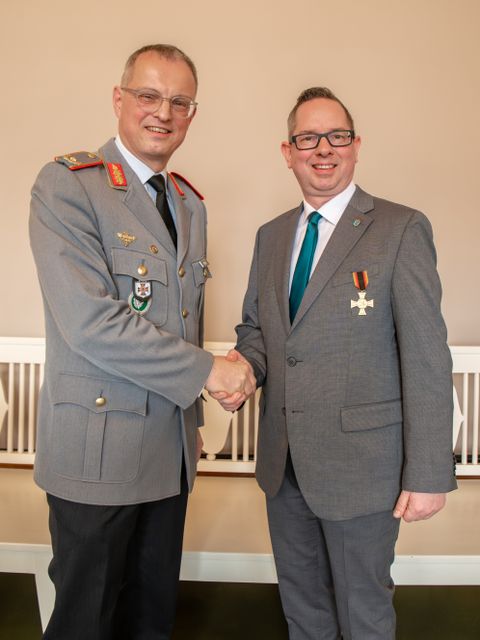 Oberst Horst Busch reicht Herrn Bezirksbürgermeister Oliver Igel die Hand